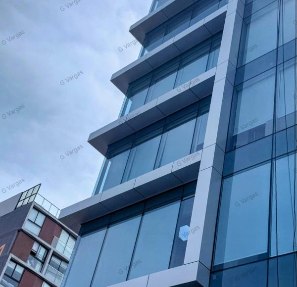 Fachada con panel de aluminio